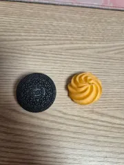 オレオお菓子ピンバッジ