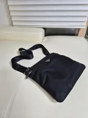 PRADA プラダ ブラック クロスバック 29x26のサムネイル