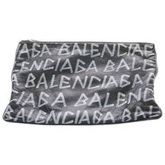 美品 バレンシアガ クッション ロゴ ブラック BALENCIAGA - メルカリ