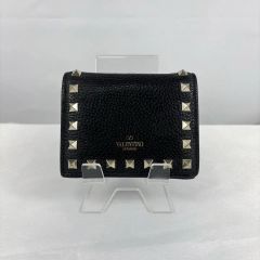 VALENTINO スタッズ付き二つ折り財布 ブラック - メルカリ