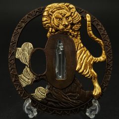 刀装具 鐔 在銘 近江守戈幸作 銅地 金銀色絵 流水笹に虎図 丸形鍔 刀鍔 猛虎の図 金虎 鍔立付 XG284 鍔 銅地 細工 金銀メッキ 日本刀装具