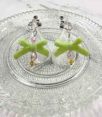 一点もの☆新緑のキラメキ☆フレッシュグリーンのリボンデザインのアクリルパーツイヤリング(4)