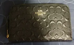 COACH コーチ エンボス モノグラム ゴールド ロゴ ジップアップ ポーチ型 中財布 ブラック