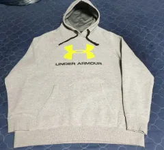 アンダーアーマー UA ライバル フィッテッド グラフィック フリース フーディー グレー (XL)