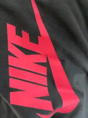 ナイキ フューチュラ ビックロゴ 半袖Tシャツ カーキ 蛍光ピンク XL