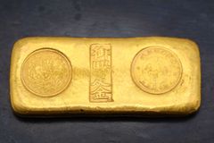 縁起物 金元宝 金卵型 オブジェ刻印付き 開運金卵 置物 永久保存