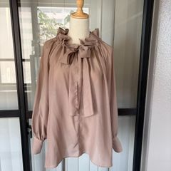 シビラ タグ付き ボウタイ リボン シャイニーブラウス ゴールド 