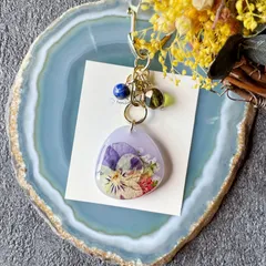 ぷっくりドライフラワープレートのキーホルダー  パープルver.  (ハンドメイドアクセサリー)