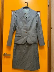 Y【Y8-25】◇ WHITE　36サイズ　ノーカラージャケット＆スカート　セットアップ　薄青色のサムネイル