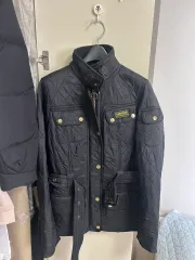 一回着用) 百貨店購入 BARBOUR レディース インターナショナル キルティング ジャケット UK10 ブラックのサムネイル