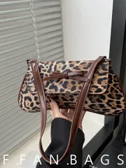 バッグ レディース ショルダーバッグ 新作ファッショナブルなヒョウ柄装飾ショルダーバッグ、コントラストカラーデザイン。折りたたみ可能なアームバッグ、バゲットバッグ、ショルダーバッグ、ビジネス通勤バッグ、バーガンディ