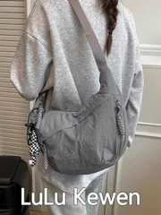 バッグ レディース ショルダーバッグ この洗練されたカラフルなナイロン防水ショルダーバッグは、シンプルでカジュアルなカレッジデザインを特徴としており、幅広いストラップ、複数のジッパー開口部を備えています。学生、ショ