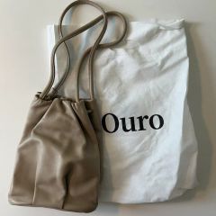 ◯ 新品、タグ付き ドロップ シェイプ ポーチ - メルカリ