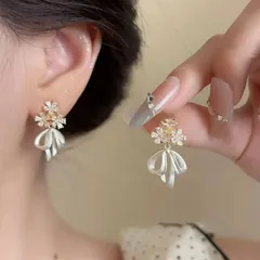 ピアス レディース 花 フラワー パール風 揺れる 韓国風 上品 高見え フェミニン 可愛い 小ぶり キラキラ 華奢 ガーリー きれいめ デート 女子会 結婚式 二次会 パーティー 通勤 通学 お出かけ 撮影 プレゼント ギフト ギフト対応 高級感BOX包装