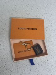 LOUIS VUITTON ルイヴィトンキーホルダーLVプリズムID キーリング