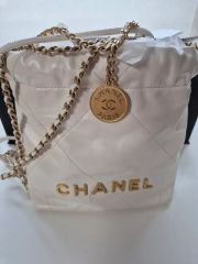 CHANEL　BEATEノベルティ ショルダーバッグ　ホワイト　未使用品 CHANEL BEATEノベルティ ショルダーバッグ ホワイト 未使用品 - メルカリ