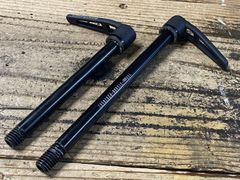 PINARELLO MOSTスルーアクスルシャフト M12xP1.5 前後セット - メルカリ
