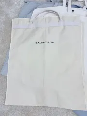バレンシアガ スーツケースのサムネイル