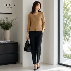 【参考価格60,000円】FOXEY NEW YORK /フォクシーニューヨーク 40 （M相当）キャラメリゼ トップス ジェノヴァ ダブルジップ 左ポケットにロゴプレート　上品 学校行事 通勤 大人フェミニンのサムネイル