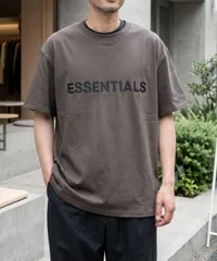FOG ESSENTIALSのボックスシルエットの半袖ロゴT