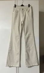 後ろポケット クリーム色 ブーツカット デニム パンツ