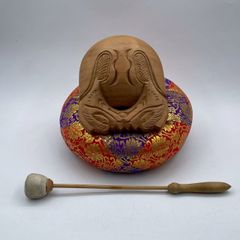 特大 木魚 杢魚 玉鱗工 本楠 手彫り 二頭龍 座布団 仏具 - メルカリ
