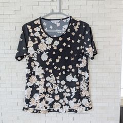 美品】レオナール 花柄トップス ブラック×ホワイト 半袖 カットソー 花