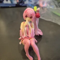 ピンク色アニメキャラクターフィギュア