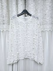 MAYSON GREY 立体フラワー刺繍 シアーメッシュ五分袖ショートブラウス 