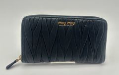 miu miu 黒 二つ折り財布 キルティング - メルカリ