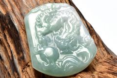 ミャンマー 本翡翠 A貨 龍 鑑定書付き ドラゴン - メルカリ