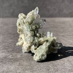 四川省産 緑簾石×水晶クラスター／透明感あふれるガーデン風標本　鉱物標本　高品質 四川省産 緑簾石×水晶クラスター／透明感あふれるガーデン風標本 鉱物