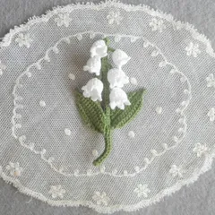ブローチ　コサージュ　ハンドメイド　手作り　手編み　かぎ針編み　レース編み　刺繍糸　おしゃれ　可愛い　大人可愛い　レトロ　プレゼント　ギフト　白　ホワイト　緑　グリーン　黄緑　初夏　さわやか　鈴蘭　スズラン　すずらん　記念日　女の子　お出かけ　爽やか　初夏