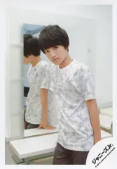 【中古】生写真(ジャニーズ) 少年忍者/鈴木悠仁/膝上・衣装白・グレー・両手下・左向き・口閉じ・顎引き・後ろ鏡/「SUMMER STATION パパママ一番 裸の少年 夏祭り!」グッズオフショット/公式生写真のサムネイル