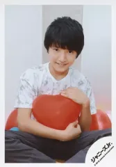 【中古】生写真(ジャニーズ) 少年忍者/鈴木悠仁/膝上・座り・衣装白・グレー・両手ハートの風船・正面向き・顎引き・歯見せ/「SUMMER STATION パパママ一番 裸の少年 夏祭り!」グッズオフショット/公式生写真のサムネイル