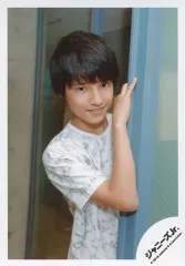 【中古】生写真(ジャニーズ) 少年忍者/鈴木悠仁/上半身・衣装白・右手枠・右向き・歯見せ・笑顔/「SUMMER STATION パパママ一番 裸の少年 夏祭り!」グッズオフショット/公式生写真のサムネイル