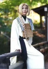 【中古】生写真(男性) 三上俊(光明三蔵)/膝上・体右向き・キャラクターショット・衣装白・黒・視線左上・手すりの上座り/「最遊記歌劇伝 -異聞-」桃源郷ブロマイド