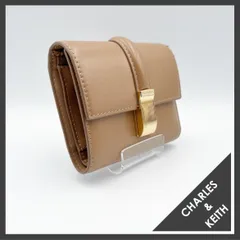 CHARLES & KEITH（チャールズアンドキース） 美品 三つ折り財布 ミニウォレット コンパクト メタリックプッシュロック キャメル ブラウン 茶色 ゴールド金具 レディース サフィアーノ調 型押し スタイリッシュ カード入れ 小銭入れ 札入れ ギフト
