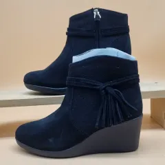 新品 Crocs クロックス スウェード ウエッジヒール レディースブーツ 220のサムネイル