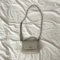 高品質 Calvin Klein Backpack ビーガンレザー ピンク - メルカリ