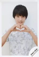 【中古】生写真(ジャニーズ) 少年忍者/鈴木悠仁/上半身・衣装白・両手でハート・正面向き・歯見せ・背景白/「SUMMER STATION パパママ一番 裸の少年 夏祭り!」グッズオフショット/公式生写真のサムネイル