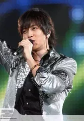 【中古】生写真(ジャニーズ) NEWS/山下智久/衣装銀・左手マイク・背景緑・ライブフォト・johnny’s web・2007-2008COUNTDOWN CONCERT/公式生写真のサムネイル