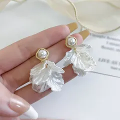 ピアス レディース フラワー 花びら パール風 揺れる 上品 フェミニン 大人可愛い 高見え 小顔見え ホワイト ゴールド 華やか 清楚 おしゃれ デート 女子会 パーティー 結婚式 二次会 カフェ お出かけ 人気 アクセサギフト対応 高級感BOX包装