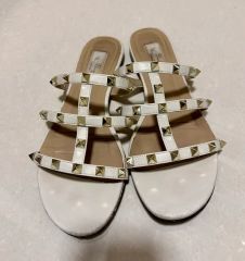 1592 VALENTINO ロックスタッズ ストラップサンダル ホワイト - メルカリ