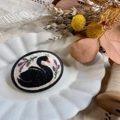 再販 黒鳥とラベンダーの手刺繍ブローチ