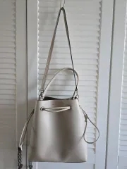チャールズアンドキース バケットバッグ アイボリー ショルダーバッグ