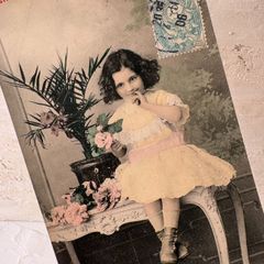 フランス アンティーク ポストカード 手彩色 窓辺の少女と人形 1900