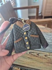 Barbour キルティングジャケット型キーホルダー/ピンバッジ - メルカリ