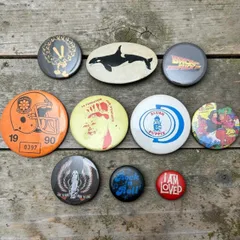 ビンテージ 缶バッジ 広告 バンド ムービー セクシー アメカジ 70s ~ 80s 90s 00s 0508N 古着 ビンテージ used vintage 雑貨 小物 プレゼント p10のサムネイル