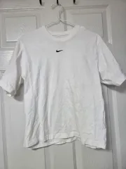 スタイリッシュなNIKE 白 半袖Tシャツです。ルーズフィットで楽に着心地良好です。サイズはM